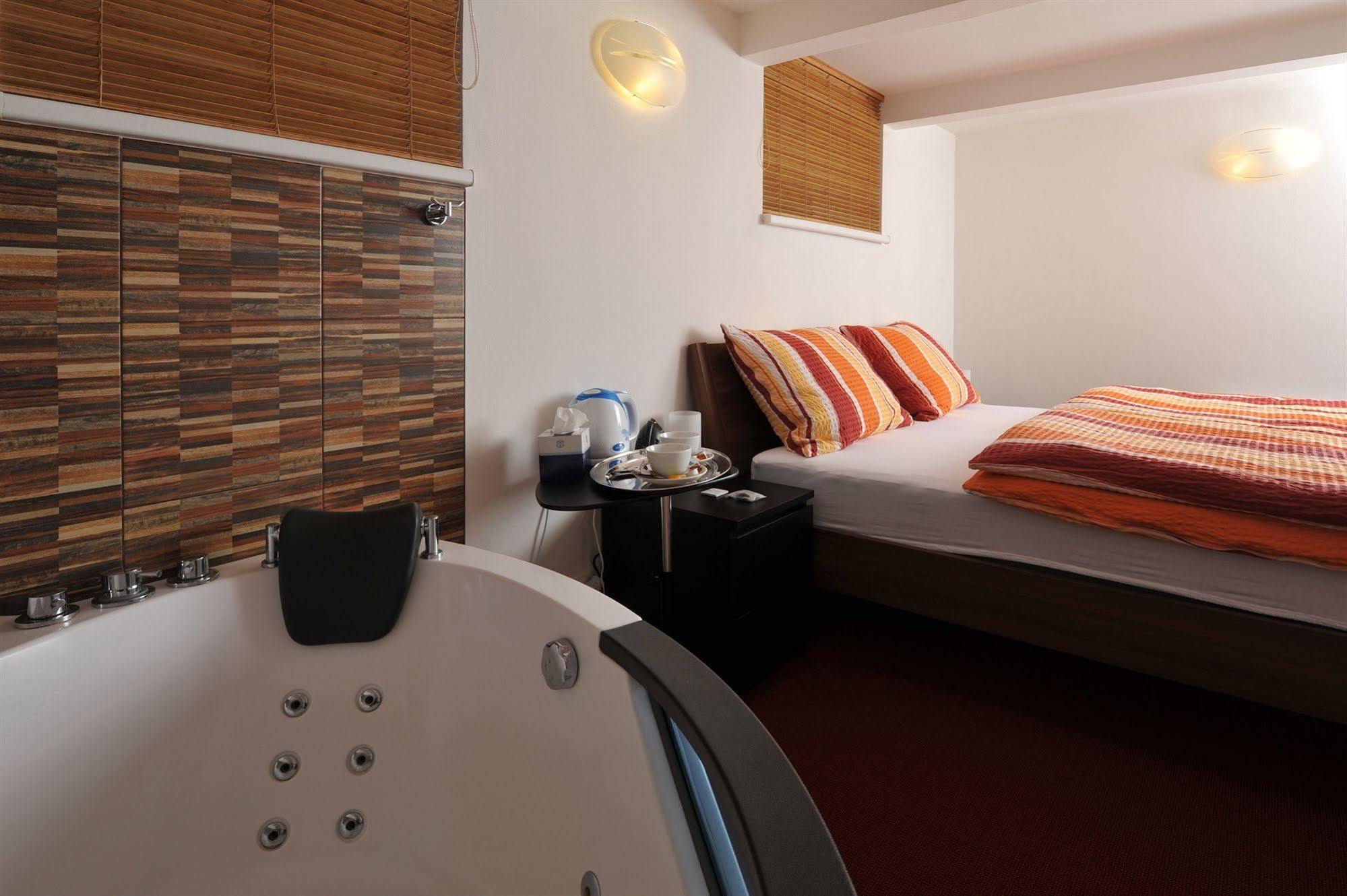 Habitat 16 Hotel Prague Exterior photo